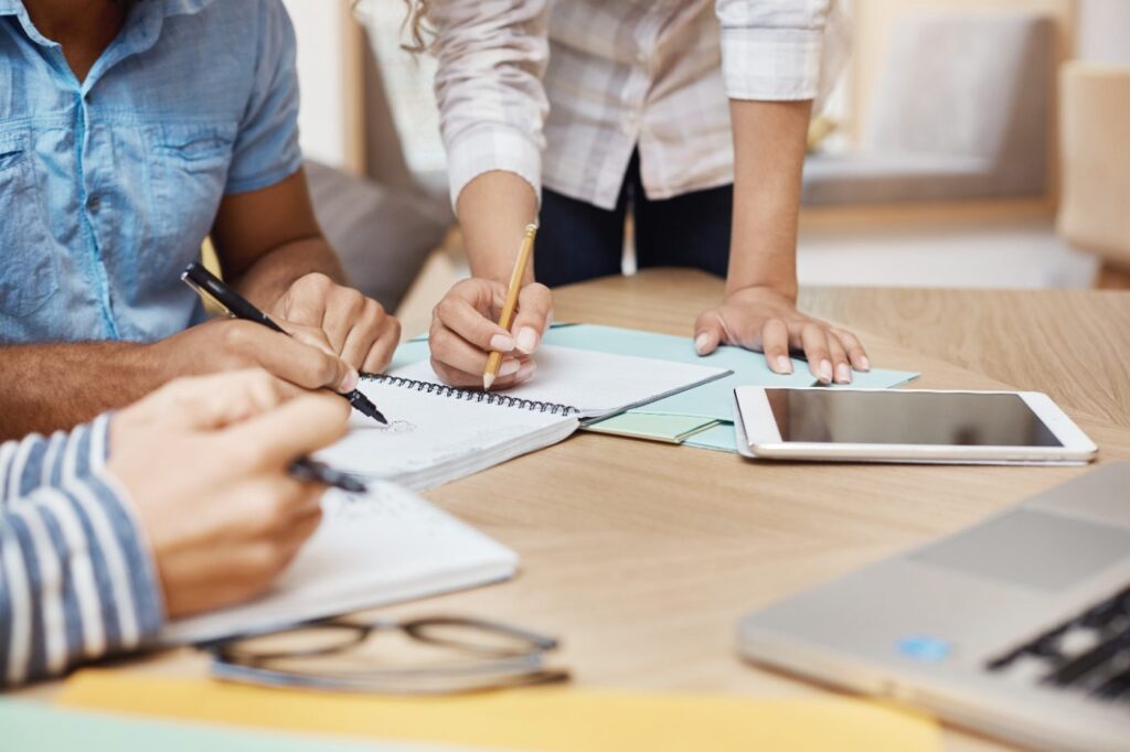 Cuadernos y notas de trabajo sobre una mesa
